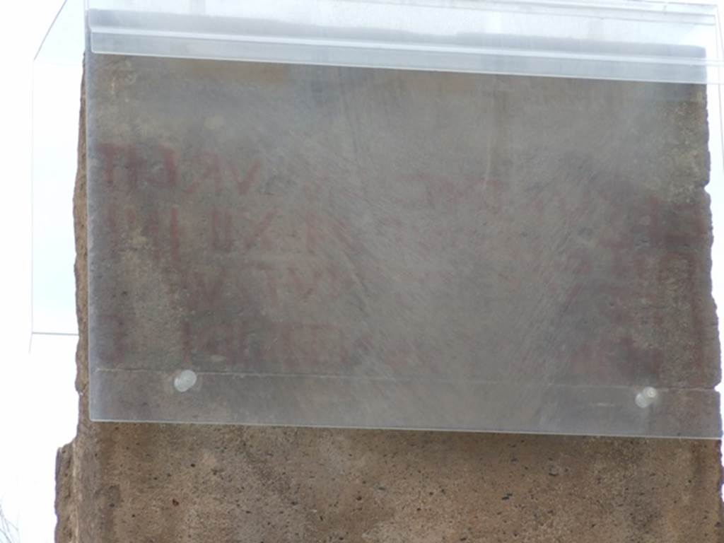 Remains of red painted Oscan inscription known as e�tuns on pillar between VI.6.3 and VI.6.4. December 2007. The term e�tuns describes Oscan inscriptions, painted in red on tufa facades of Samnite houses.
They all instruct someone to go through a particular lane to a particular spot on the city walls. They have also been found at VI.2.1, VI.6.24, VI.12.1, VIII.5.19, and III.4.2. According to Dobbins & Foss (editors), the wording of this e�tuns was -
EKSUK AMVIANUD EIT(UNS)
ANTER TIURRI XII INI
VERU SARINA PUF
FAAMAT MR AALIRIIS V  (which may be translated as) �
Through this lane they ought to go
Between tower XII and
The Sarina gate, where
Mara Adirius, the son of Vibius, commands.
See Dobbins, J & Foss, P., 2008. The World of Pompeii. New York: Routledge. (p.21 and note 16)
