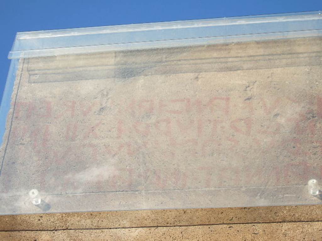 Remains of red painted Oscan inscription known as e�tuns on pillar between VI.6.3 and VI.6.4. December 2005.
According to Antonini, found here was the e�tuns known as Vetter 24 �

eksuk. amvianud. e�tuns
anter. tiurri. XII. ini. ver(u)
sarinu. puf. faamat
m(a)r(a(hi)s). aadiriis. v(iibieis)

See Antonini, R. (2007): Quaderni di Studi Pompeiani: Associazione Internazionale Amici di Pompei, 1/2007: (p.47-113)

According to Dobbins & Foss (editors), the translation of this e�tuns was -

Through this lane they ought to go
Between tower XII and
The Sarina gate, where
Mara Adirius, the son of Vibius, commands.

See Dobbins, J & Foss, P., 2008. The World of Pompeii. New York: Routledge. (p.21 and note 16)

