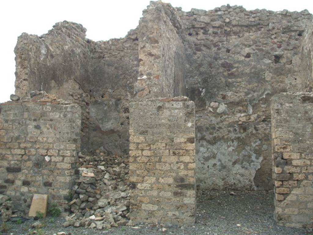 VI.6.7 Pompeii. May 2005. Two doorways on west side of atrium. On the left (filled with rubble) would have been a cubiculum. On the right, according to Eschebach is a closed tablinum, according to Fiorelli, it was another cubiculum. See Eschebach, L., 1993. Geb�udeverzeichnis und Stadtplan der antiken Stadt Pompeji. K�ln: B�hlau. (p.174). See Pappalardo, U., 2001. La Descrizione di Pompei per Giuseppe Fiorelli (1875). Napoli: Massa Editore. (p.56)
