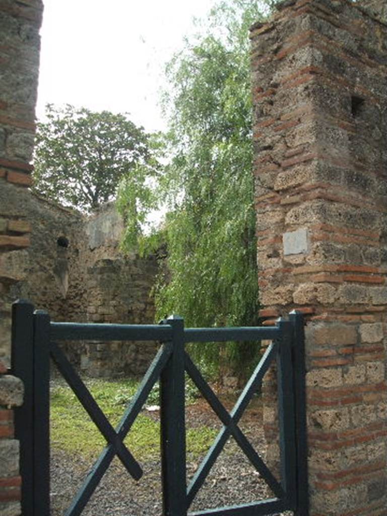 VI.6.10 Pompeii. Entrance doorway, looking north-west. According to Garcia y Garcia, this house was hit by a bomb during the night of 14th-15th September 1943. See Garcia y Garcia, L., 2006. Danni di guerra a Pompei. Rome: L�Erma di Bretschneider.  (p.76)
.

