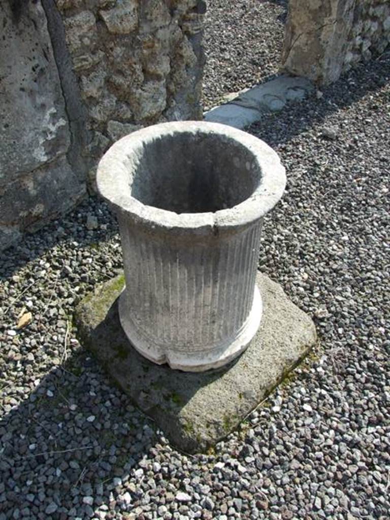 VI.7.3 Pompeii.  March 2009.   Puteal in Room 1. Atrium.