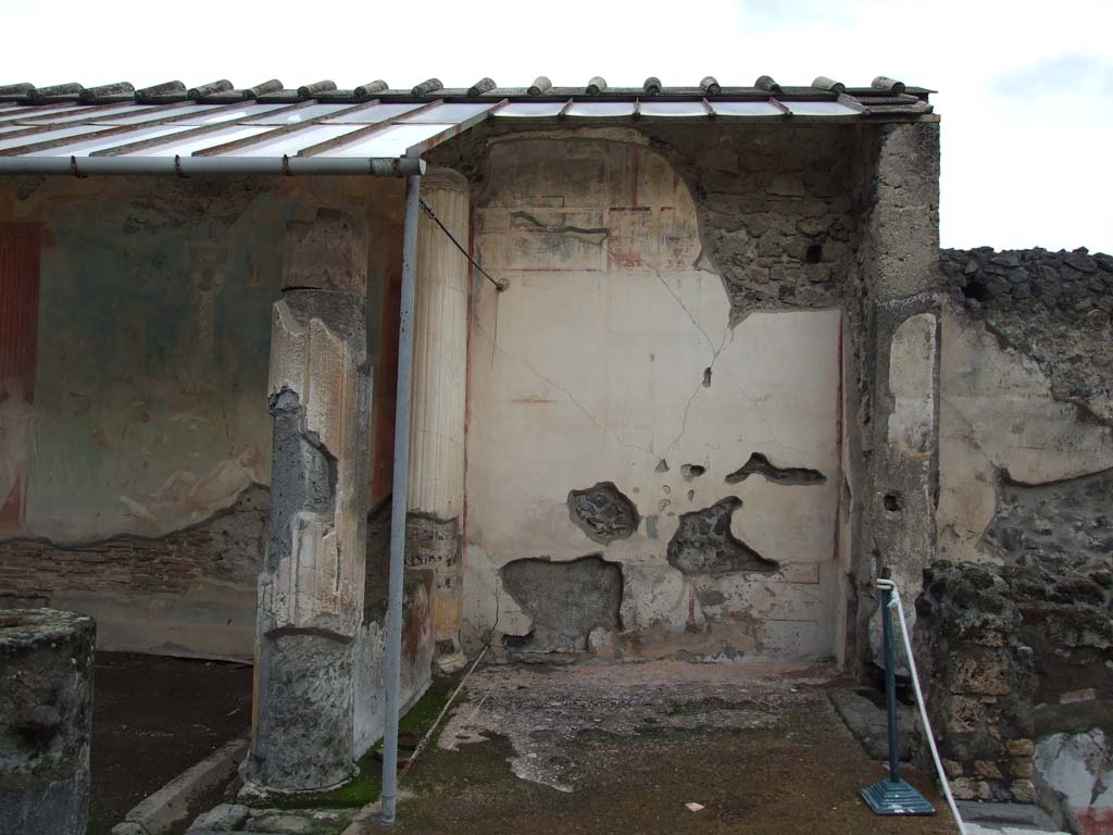 VI.7.18 Pompeii. December 2006. North wall of east portico of peristyle.