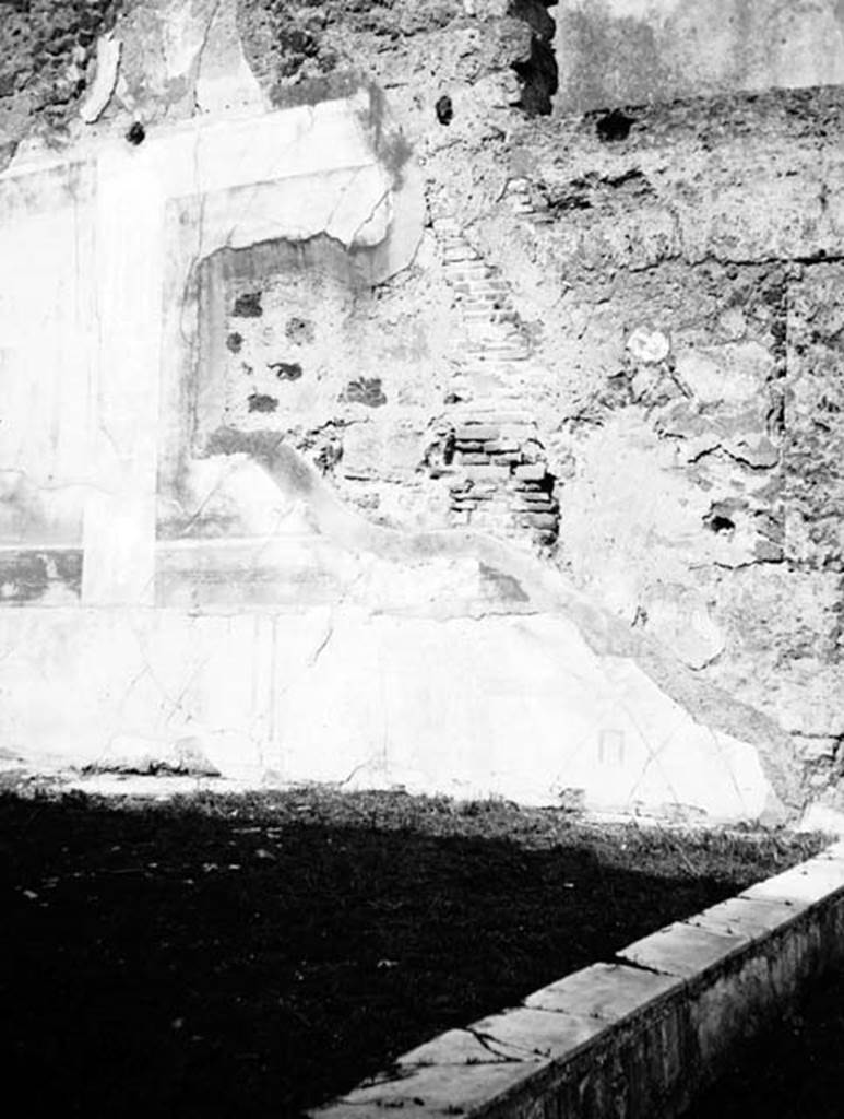 VI.7.20 Pompeii. W.1228. North wall of tablinum with doorway threshold from atrium.
Photo by Tatiana Warscher. Photo © Deutsches Archäologisches Institut, Abteilung Rom, Arkiv. 
