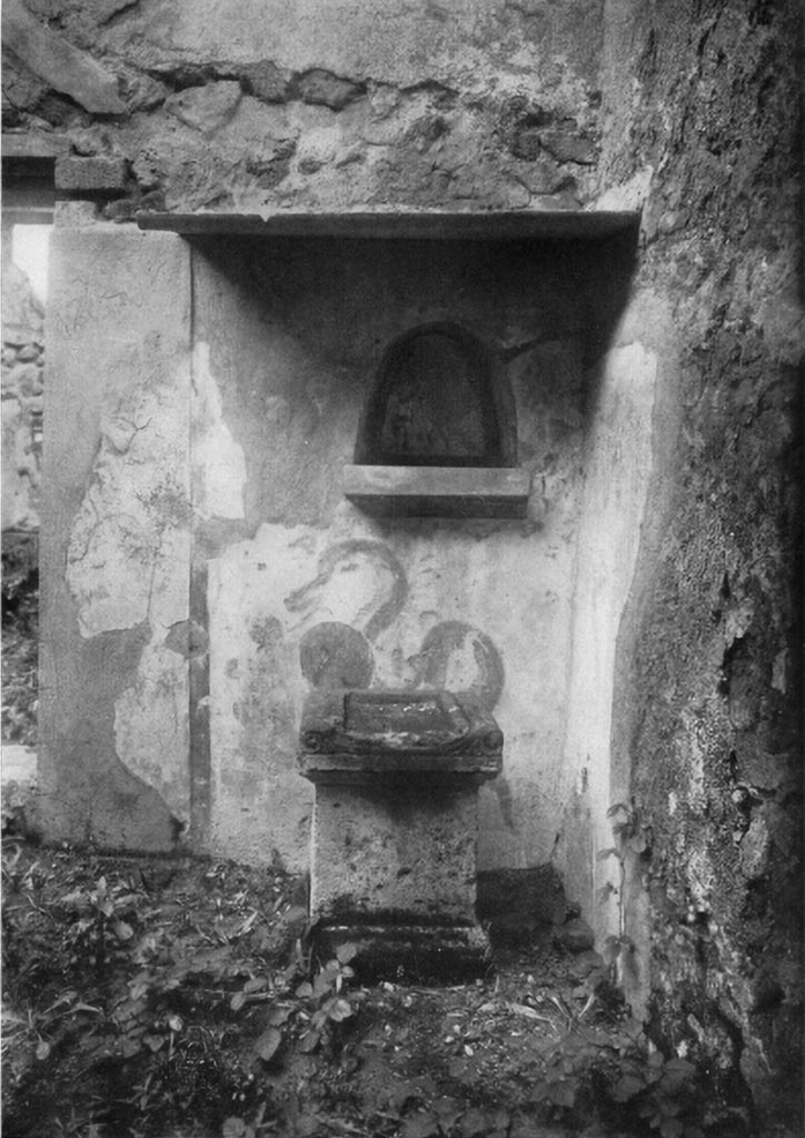 VI.7.23 Pompeii. c.1930? Kitchen, north wall with niche and painting of serpent.
See Boyce G. K., 1937. Corpus of the Lararia of Pompeii. Rome: MAAR 14. (p. 48, no. 167, and Pl. 11,1)