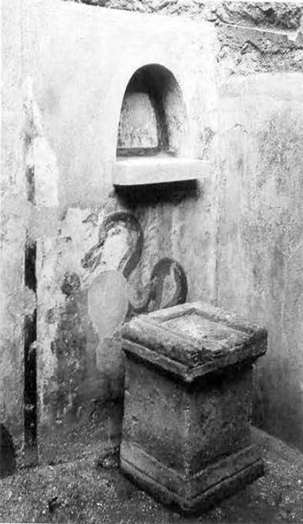 VI.7.23 Pompeii. c.1930? Kitchen, north wall with niche and painting of serpent.
See Fröhlich, T., 1991. Lararien und Fassadenbilder in den Vesuvstädten. Mainz: von Zabern, L64, p. 277, pl. 34,2.