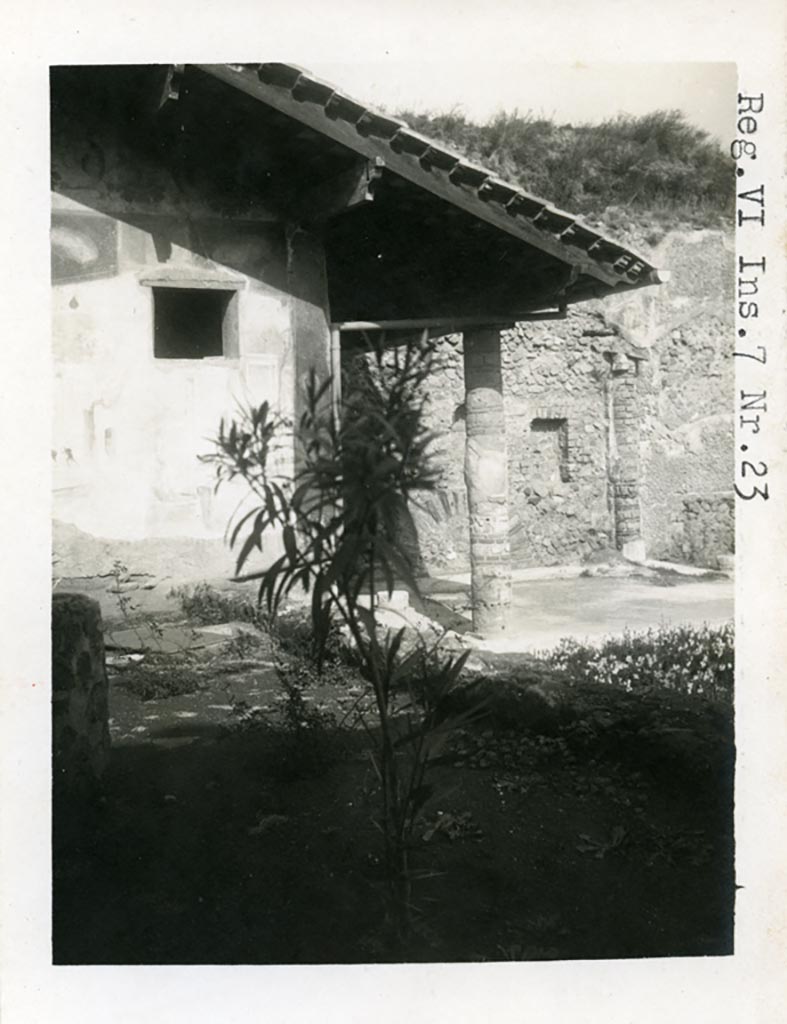 VI.7.23 Pompeii. Pre-1937-39.
Looking north towards window of cubiculum and summer triclinium, with the three niches.
Photo courtesy of American Academy in Rome, Photographic Archive. Warsher collection no. 422.