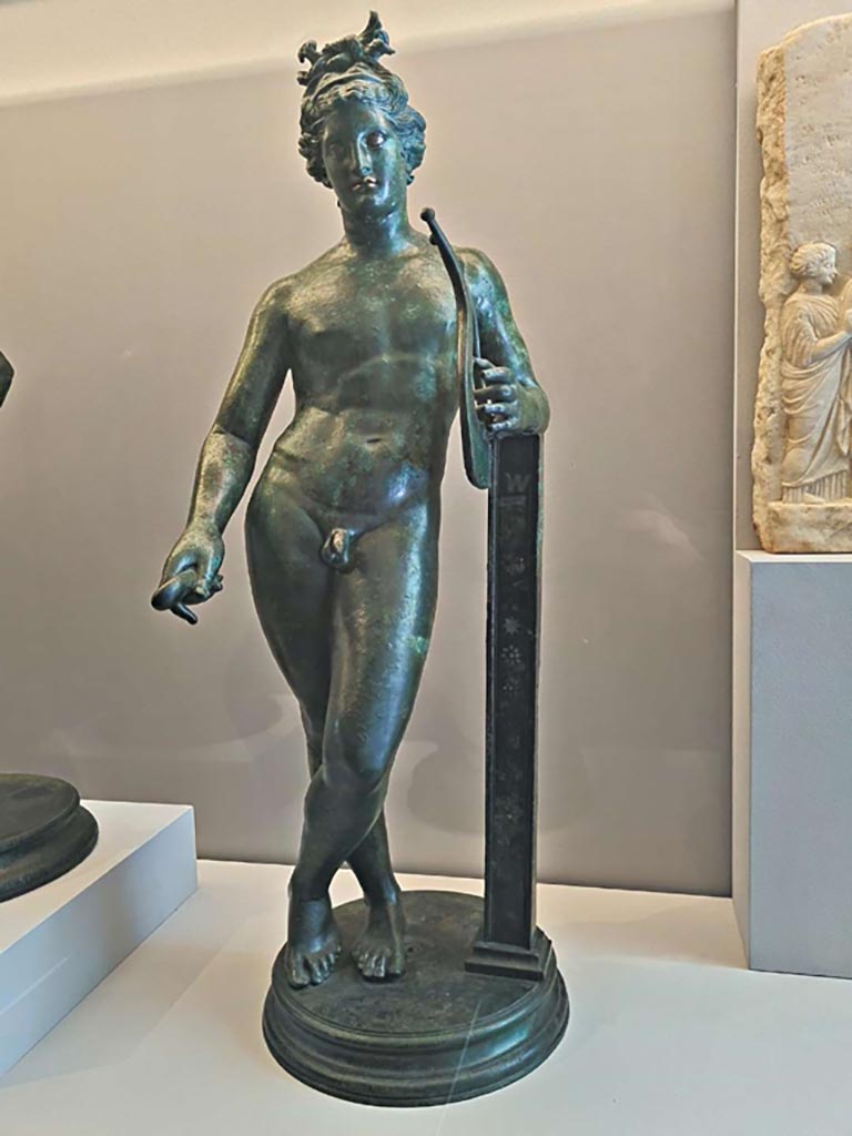 VI.7.23 Pompeii. October 2023.
Bronze and silver statue of Apollo with his lyre, inv. 5613. Photo courtesy of Giuseppe Ciaramella.
On display in “L’altra MANN” exhibition, October 2023, at Naples Archaeological Museum,