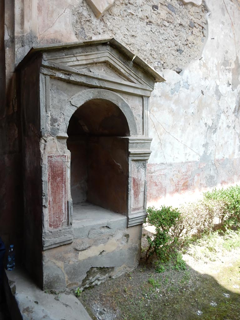 VI.8.3/5 Pompeii. May 2015. 
Aedicula lararium near north wall of garden area. Photo courtesy of Buzz Ferebee.
