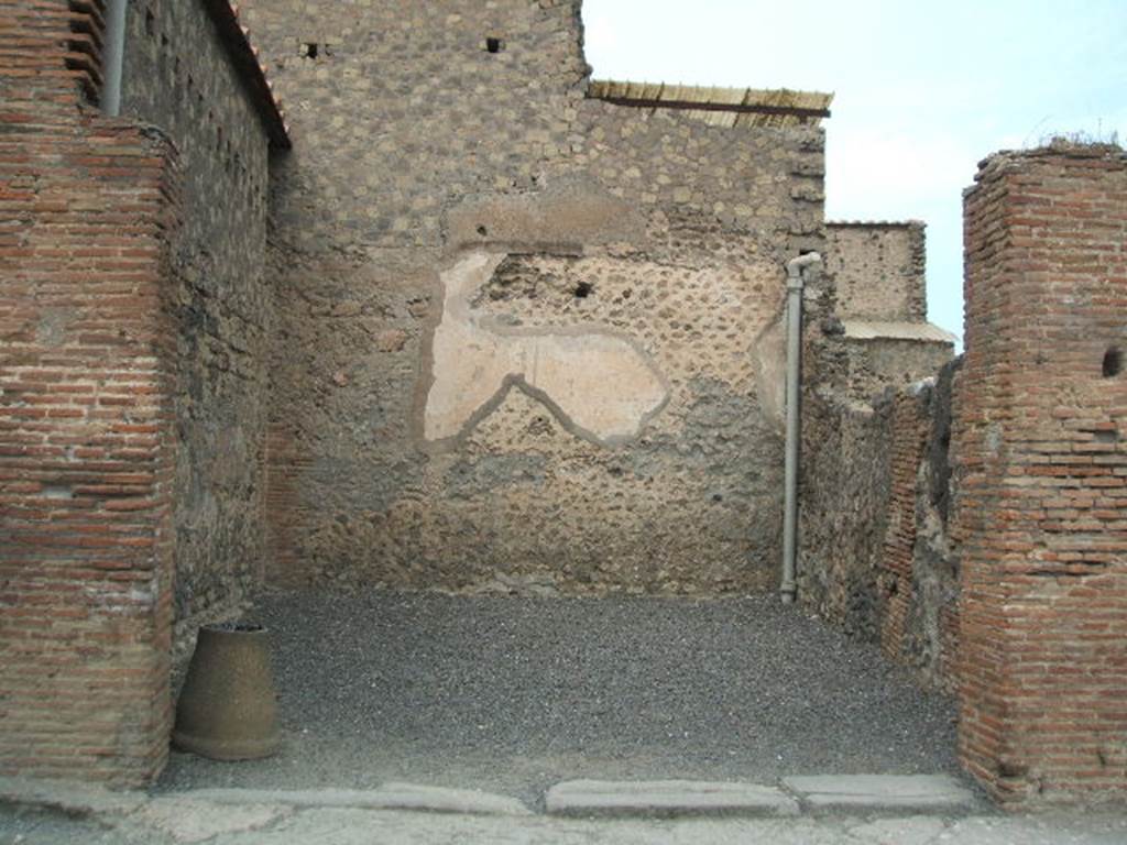 VI.8.6 Pompeii. May 2005. Looking north to shop entrance doorway.
According to Eschebach, on the right at the rear were stairs to the upper floor.
On the left was a doorway linking with the entrance corridor of VI.8.5.
See Eschebach, L., 1993. Geb�udeverzeichnis und Stadtplan der antiken Stadt Pompeji. K�ln: B�hlau. (p.183)
According to De Jorio �
�Nella bottega a diritta del protyrum all�altezza di sei palmi dal suolo si rinvennero i resti dell�elegante pavimento a musaico della stanza superiore, quattro armille, due collane, e due orecchini di oro. La opposta bottega contenea varii utensili di bronzo, di terracotta, di ferro, e die osso.�
(Trans: In the shop on the right of the entrance corridor, at the height of �six palms� (1.58m) above the ground, were found the remains of the elegant mosaic floor of the upper room, four arm-bands, two necklaces, and two gold earrings. The opposite shop (VI.8.4) contained various utensils of bronze, of terracotta, of iron, and of bone.")
See De Jorio A., 1836. Guida di Pompei. Napoli: Fibreno, (p. 99).
