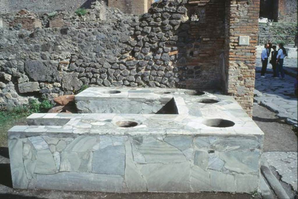 VI.8.8 Pompeii. October 1992. Looking east across counter. Photo by Louis M�ric courtesy of Jean-Jacques M�ric.