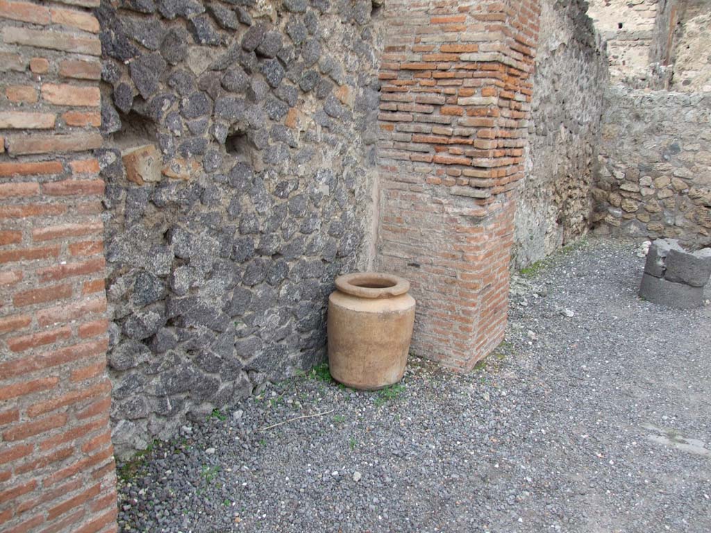 VI.8.9 Pompeii. December 2007. West wall.