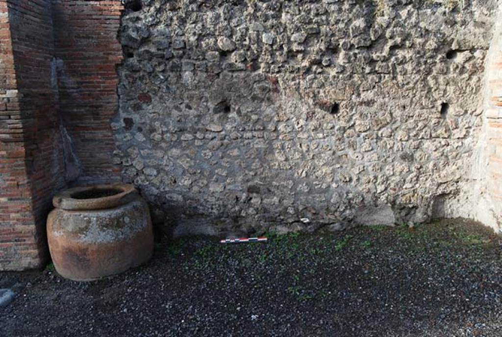 VI.8.11 Pompeii. November 2009. West wall of shop-room. Photo courtesy of Nicolas Monteix.