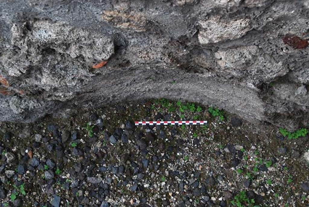 VI.8.11 Pompeii. November 2009. Detail of indent in west wall. Photo courtesy of Nicolas Monteix.

