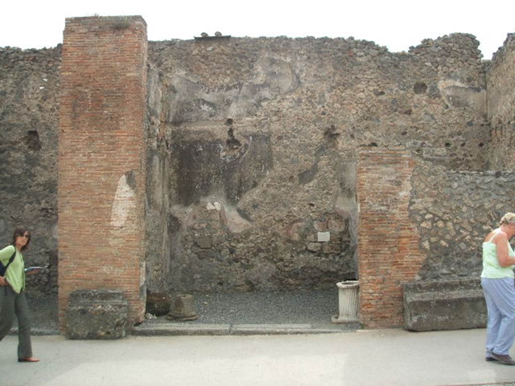 VI.8.19 Pompeii. Shop. May 2005. Entrance.