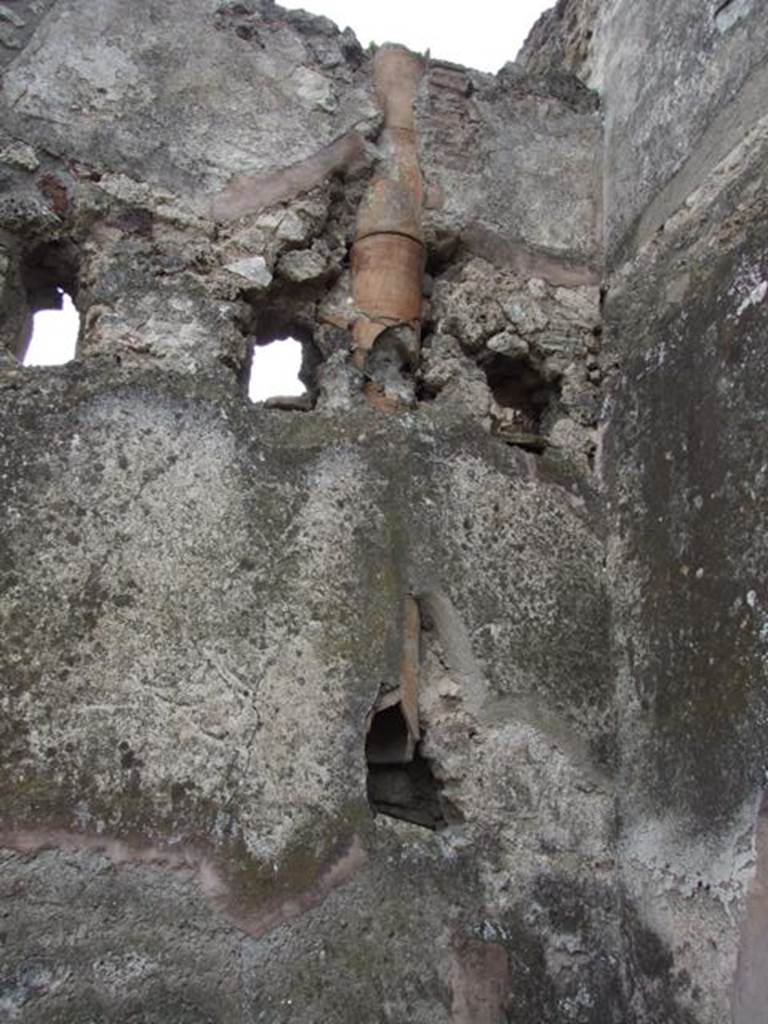 VI.8.19 Pompeii. Shop. December 2007. Top part of waste pipe in south wall.