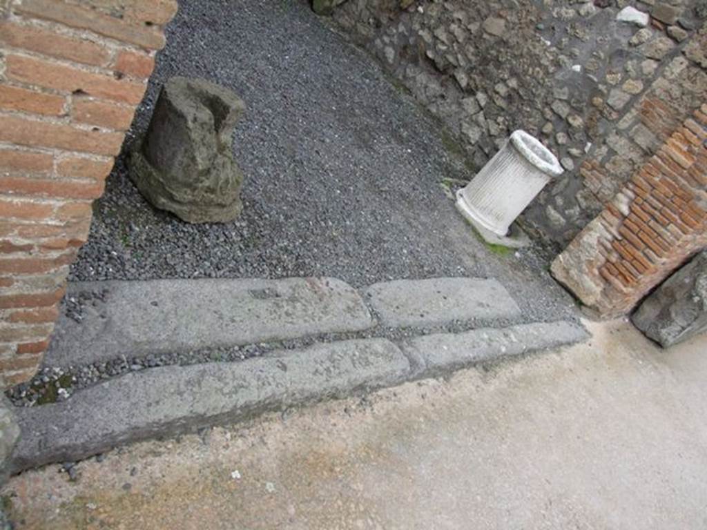 VI.8.19 Pompeii. Shop. December 2007. Sill.