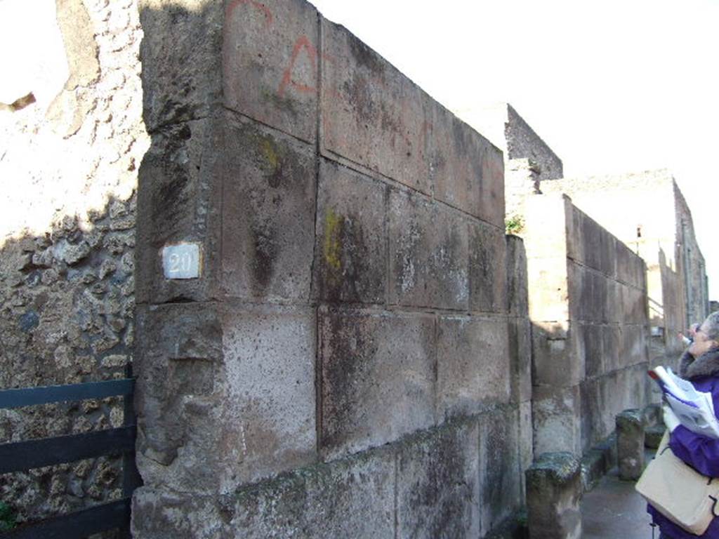 VI.8.20 Pompeii, and outside wall leading to VI.8.21.  December 2005.
Graffiti found in June 1826 on the right hand side of the entrance, were �
[Hyp]saeum quinq(uennalem)
d(ignum) r(ei) p(ublicae) vicini volunt    [CIL IV 193]
Casellium aed(ilem) o(ro) v(os) f(aciatis)    [CIL IV 194]
Also found in June 1826 on the wall that followed the fullonica, written in black, were �
C(aium) Gavium Rufum IIvir(um) i(ure) d(icundo) o(ro) v(os) f(aciatis)     [CIL IV 198]
M(arcum) Holconium Priscum    [CIL IV 199]
L(ucium) Veranium Hypsaeum
quinq(uennalem) o(ro) v(os) f(aciatis)    [CIL IV 200]
Celsum aed(ilem)
o(ro) v(os) f(aciatis)    [CIL IV 201]
See Pagano, M. and Prisciandaro, R., 2006. Studio sulle provenienze degli oggetti rinvenuti negli scavi borbonici del regno di Napoli.  Naples : Nicola Longobardi. (p. 135)  PAH II, 160; III, 69;  PAH II, 165; III, 71.
According to Varone and Stefani, CIL IV 30 was also found on this wall, and is still partially conserved, see also description on photo below.
See Varone, A. and Stefani, G., 2009. Titulorum Pictorum Pompeianorum, Rome: L�erma di Bretschneider, (p.319)
According to Epigraphik-Datenbank Clauss/Slaby (See www.manfredclauss.de), this read as �
Q(uintum) Caecil(ium) q(uaestorem) v(irum) b(onum) et [3] be[nef]icum       [CIL IV 30]
