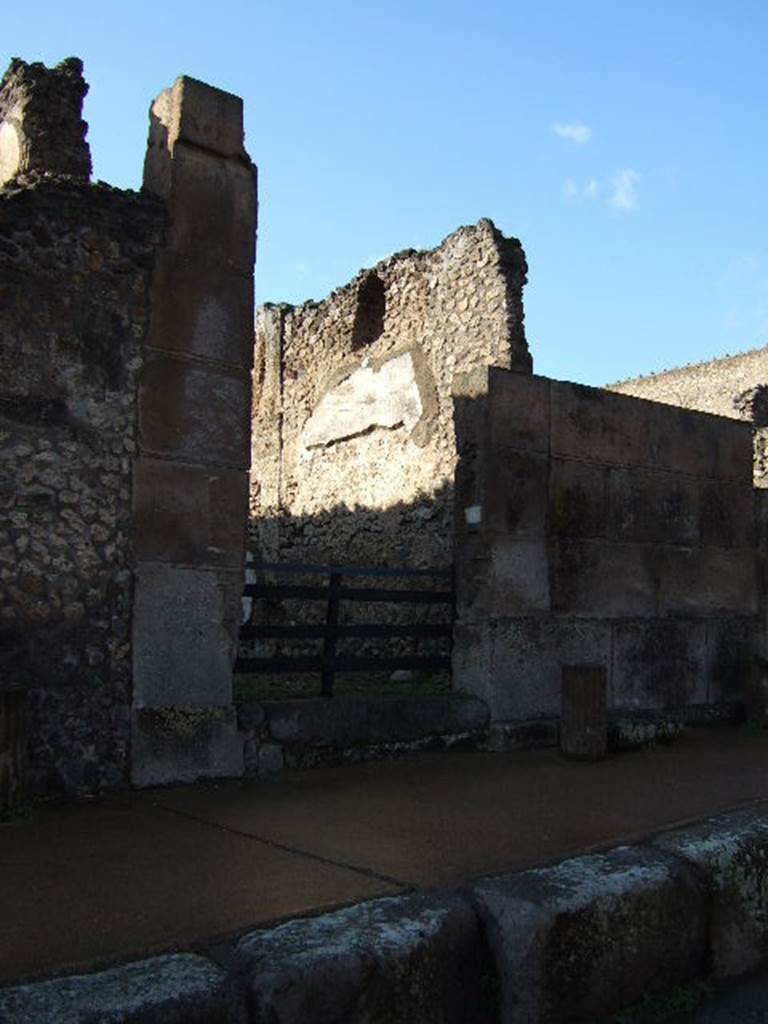 VI.8.20 Pompeii. December 2005. Entrance doorway on Via di Mercurio.  
According to Varone and Stefani, CIL IV 30 was found on the wall to the right of the entrance doorway, and is still partially conserved, see photos above and below. However, according to them because of an error made in old restoration, the block containing the letter �Q� of the inscription, has been separated from it. This block is now the fourth block up, in the south door-jamb of the entrance doorway. See Varone, A. and Stefani, G., 2009. Titulorum Pictorum Pompeianorum, Rome: L�erma di Bretschneider, (p.318)
