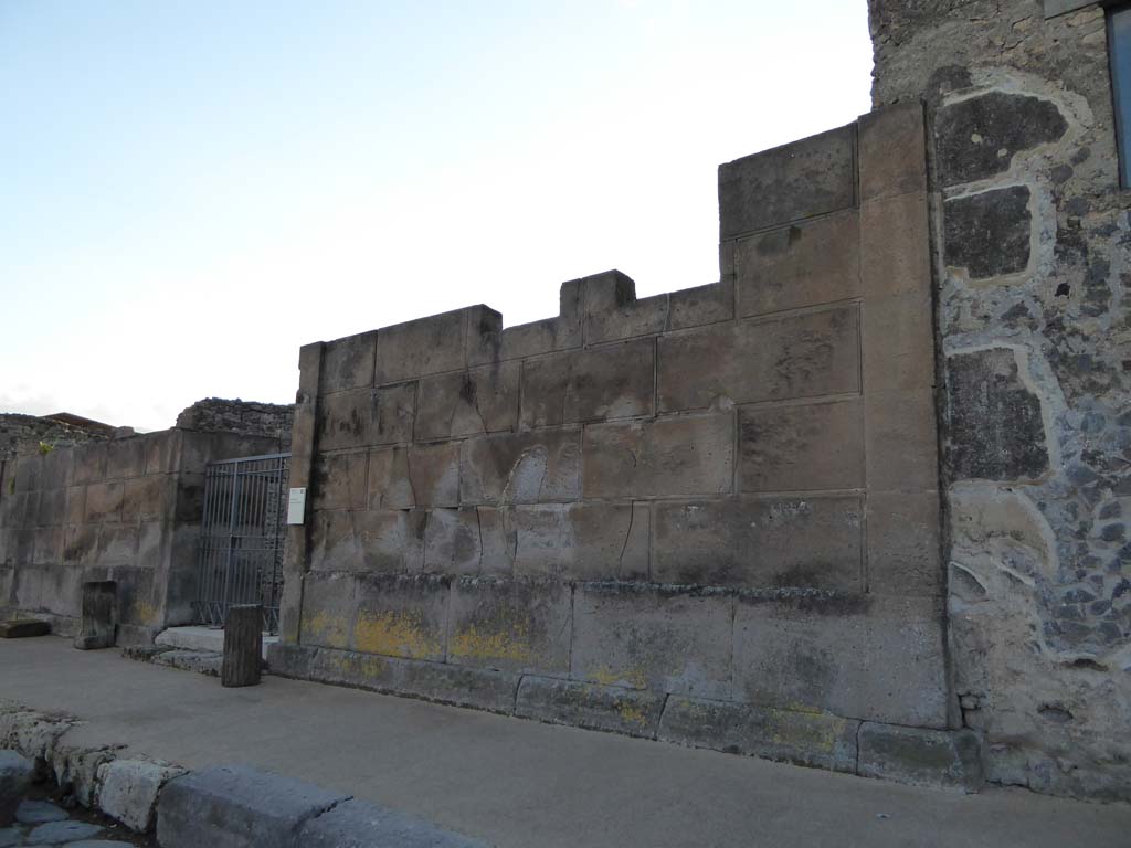 VI.8.22 Pompeii. January 2017. Looking south towards entrance doorway from north side.
Foto Annette Haug, ERC Grant 681269 DÉCOR.

