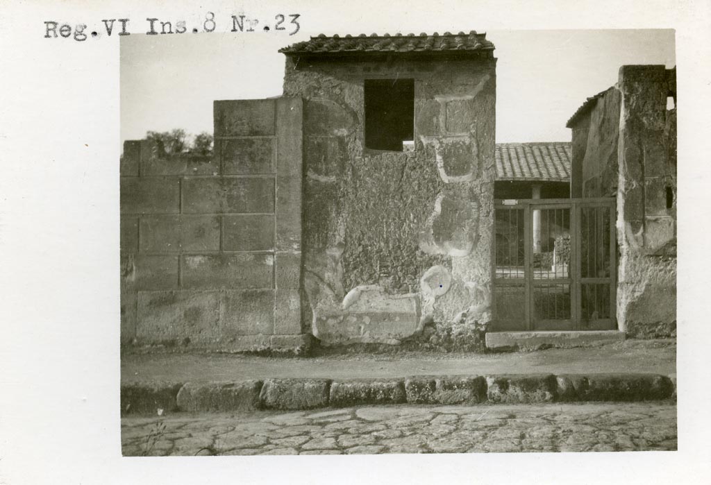 VI.8.23 Pompeii. Pre-1937-39. Looking towards entrance doorway on Via Mercurio.
Photo courtesy of American Academy in Rome, Photographic Archive. Warsher collection no. 1786.

