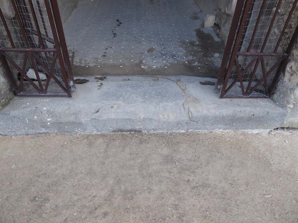 VI.8.23 Pompeii. January 2017. Doorway threshold. 
Foto Annette Haug, ERC Grant 681269 DÉCOR.
