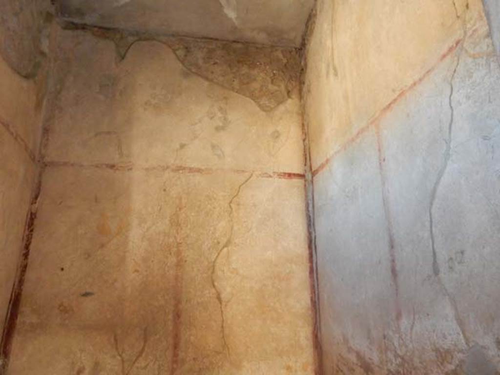 VI.8.24 Pompeii. May 2017. Upper south-east corner of cubiculum on north side of entrance corridor.  Photo courtesy of Buzz Ferebee.

