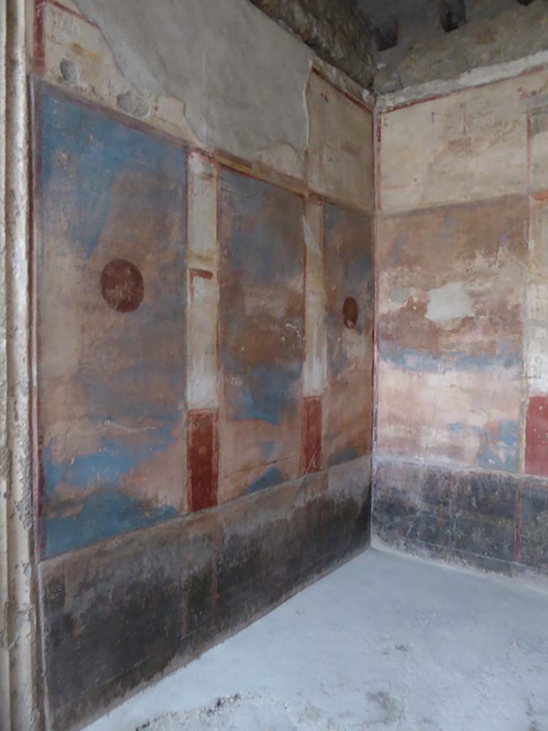 VI.8.24 Pompeii. September 2017. Looking towards south wall of tablinum.
Foto Annette Haug, ERC Grant 681269 DÉCOR.
