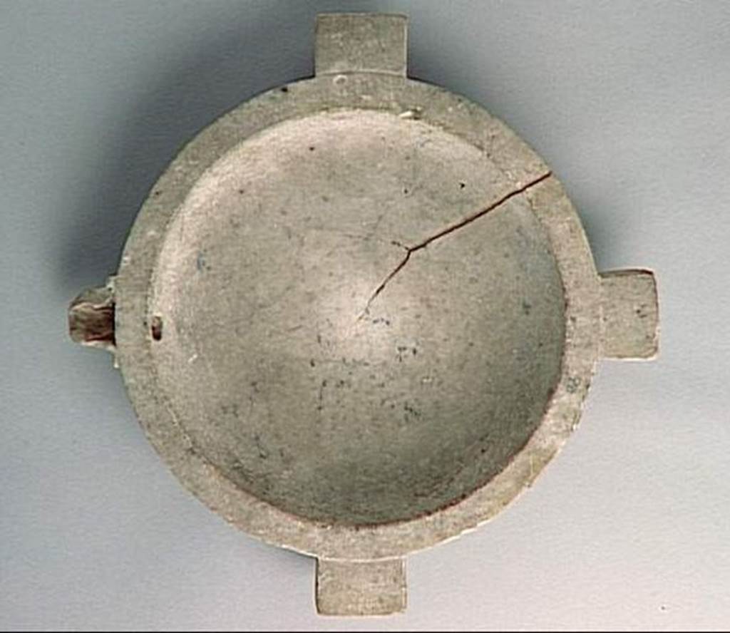 VI.9.1 Marble mortar.  Height 0.067m, diameter 0.32m.  OA 1860 Mortier, mus�e Cond�, photo RMN � R.G. Ojeda