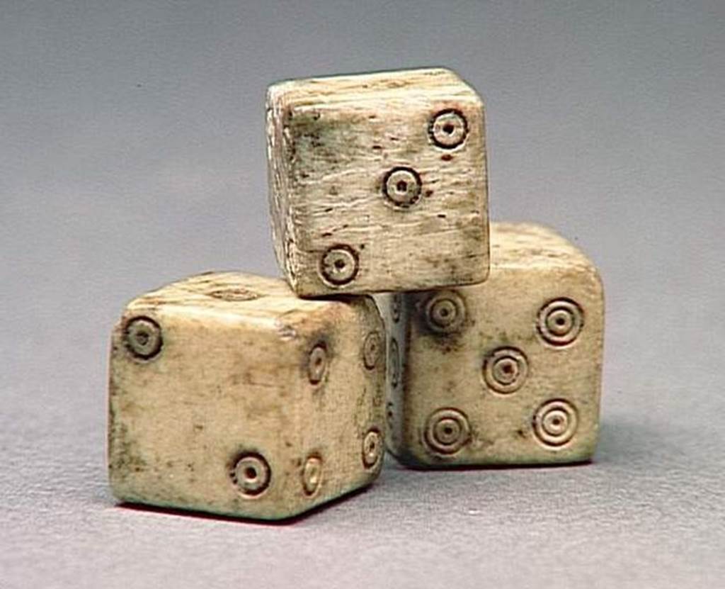 VI.9.1 Three bone or ivory dice.  Height 0.01m.  OA 1865- OA 1867 Trois d�s, mus�e Cond�, photo RMN � R.G. Ojeda