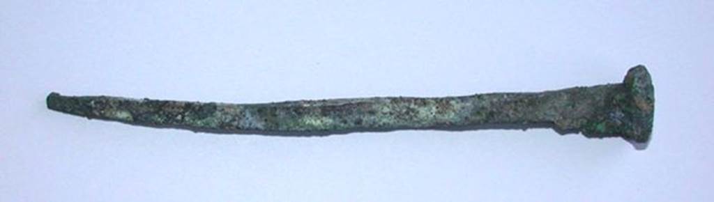 VI.9.1 Bronze nail with round head and narrowing square body.  Length 0.125m.  OA 2024 Clou, mus�e Cond�, photo RMN � R.G. Ojeda