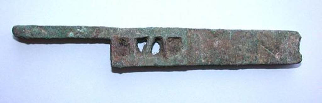 VI.9.1 Bronze cut out metal bolt, moving part of a lock. Side 2. OA 2026 P�ne en m�tal d�coup�, pi�ce mobile d'une serrure, mus�e Cond�, photo RMN � R.G. Ojeda