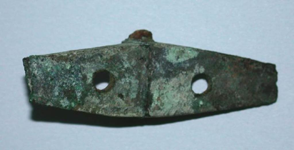 VI.9.1 Bronze furniture hinge, view 2. Length 0.054m.  OA 2801 El�ment de mobilier : charni�re, mus�e Cond�, photo RMN � R.G. Ojeda