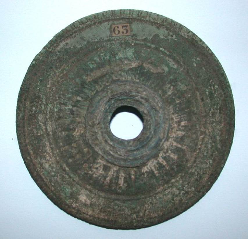 VI.9.1 Bronze disc, possibly part of candelabra?  Side 1. Diameter 0.125m, thickness 0.01m. OA 2806 El�ment de mobilier : plateau inf�rieur de cand�labre ? mus�e Cond�, photo RMN � R.G. Ojeda