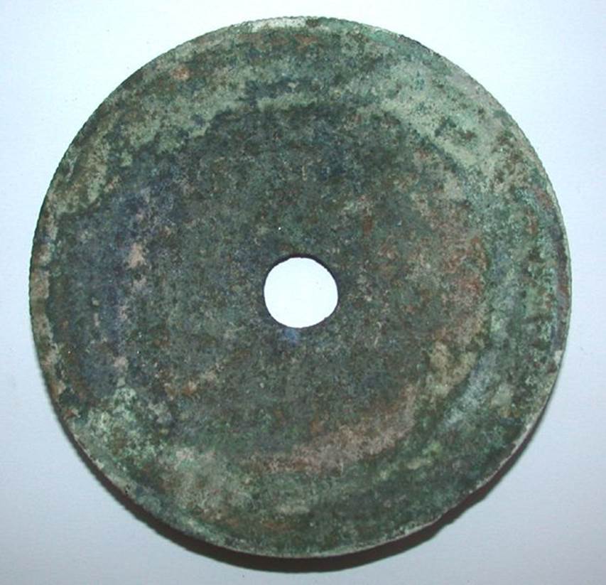 VI.9.1 Bronze disc, possibly part of candelabra? Side 2.  Diameter 0.125m, thickness 0.01m.  OA 2806 El�ment de mobilier : plateau inf�rieur de cand�labre ? mus�e Cond�, photo RMN � R.G. Ojeda