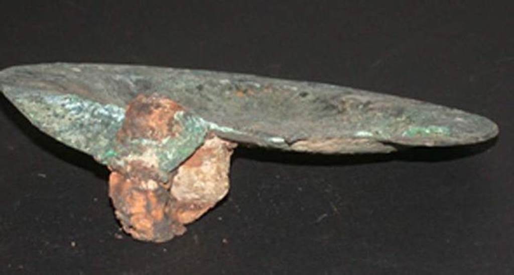 VI.9.1 Convex bronze disc with ring fixed to edge, view 2.  Diameter 0.105m.   OA 2807 El�ment de mobilier disque, mus�e Cond�, photo RMN � R.G. Ojeda