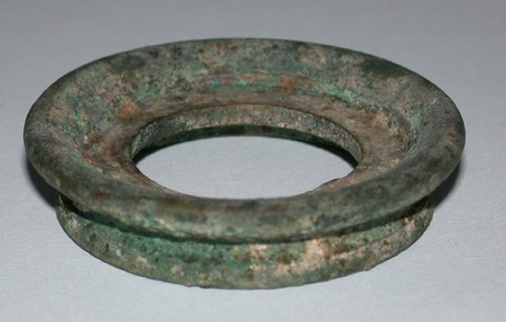 VI.9.1 Unknown bronze object, possibly a vase base or basin base.  Height 0.008m, diameter 0.045m.  OA 2809 El�ment circulaire, mus�e Cond�, photo RMN � R.G. Ojeda