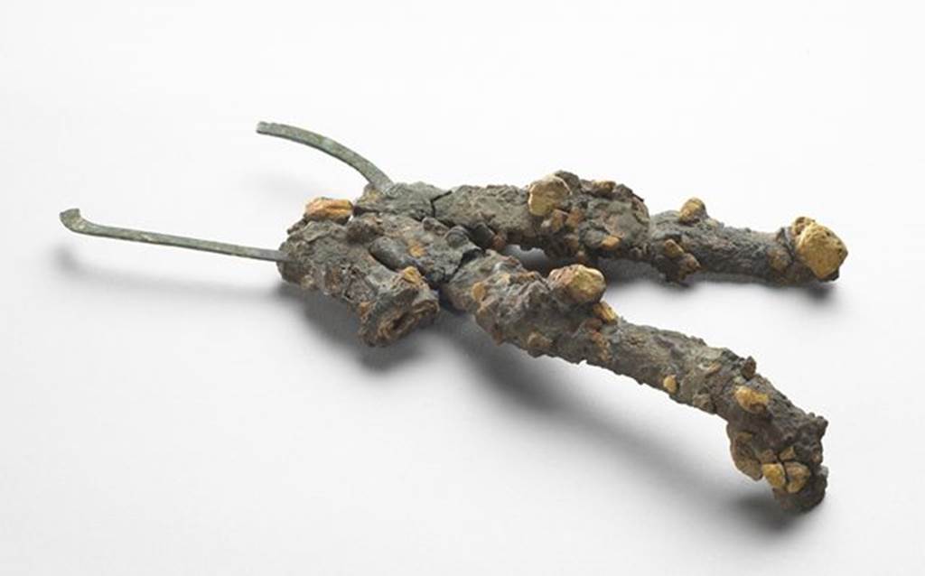 Three bronze strigiles fixed on a ring.  All are broken at the top of their handle.  Maximum length 0.152m.  Width maximum 0.09m.  OA 2796 Strigiles, mus�e Cond�, photo RMN � R.G. Ojeda