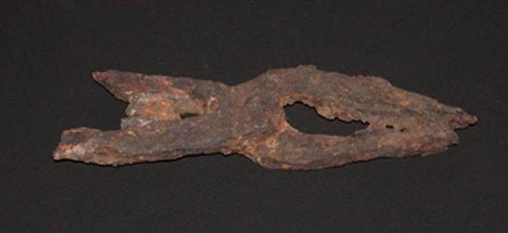 VI.9.1 Iron Forceps of a type used by blacksmiths.  Length 0.15m, width 0.035m.  OA 2799 Pince, mus�e Cond�, photo RMN � R.G. Ojeda