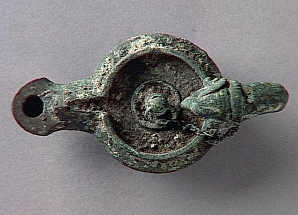 VI.9.1 Bronze lamp.  Height 0.13m, length 0.14m.  OA 1825 Lampe, mus�e Cond�, photo RMN � R.G. Ojeda