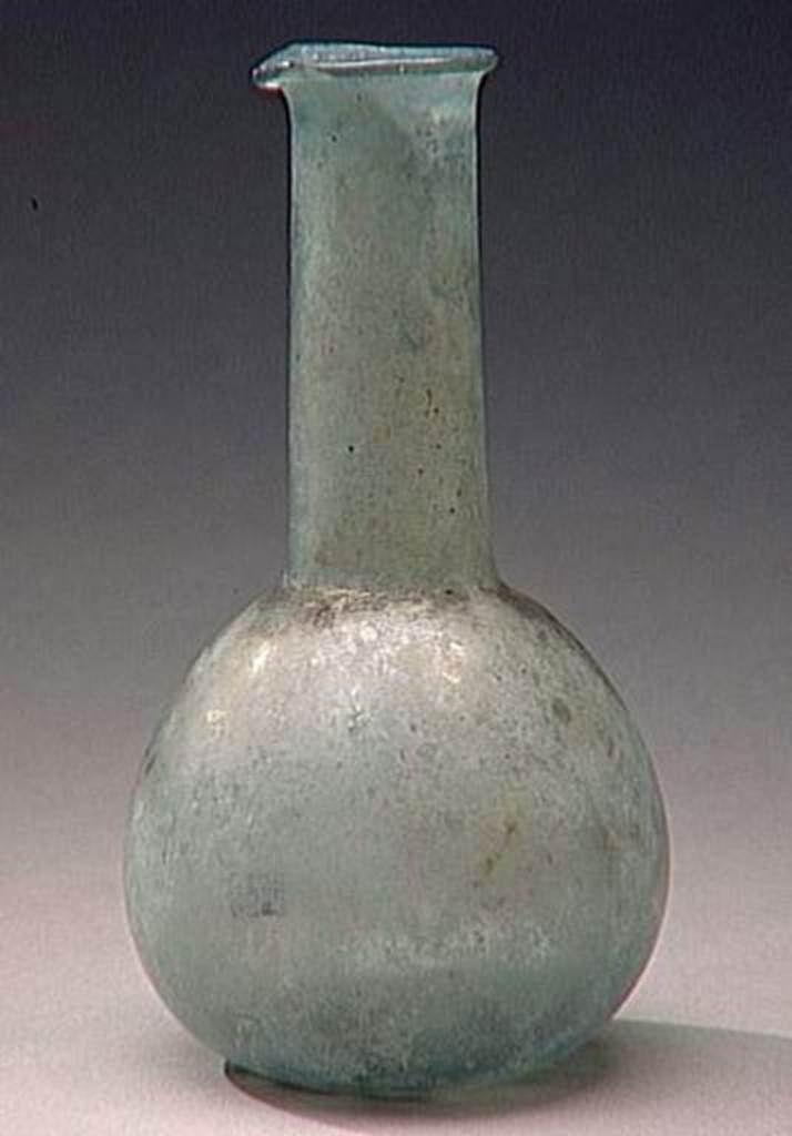 VI.9.1 Glass perfume bottle.  Height 0.170m.  OA 1832 Balsamaire, mus�e Cond�, photo RMN � R.G. Ojeda