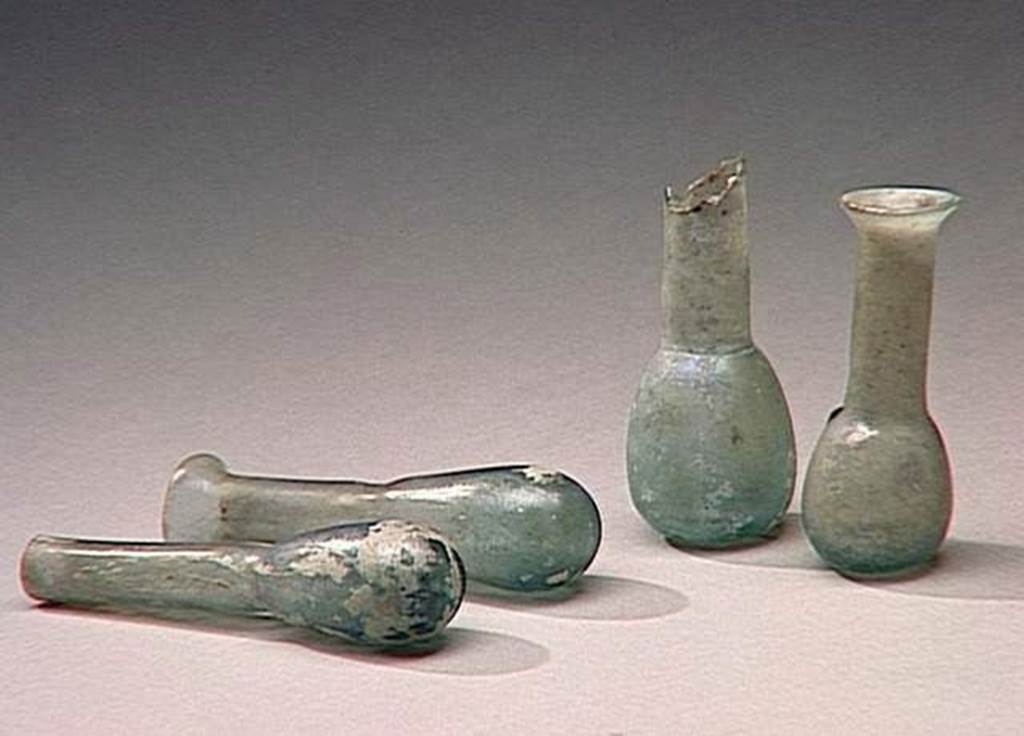 VI.9.1 Four glass perfume bottles.  OA 1833 (H 0.072m), OA 1834 (H 0.077m),  OA 1835 (H 0.1m), OA 1836 (H 0.092m).  Quattre Balsamaire, mus�e Cond�, photo RMN � R.G. Ojeda