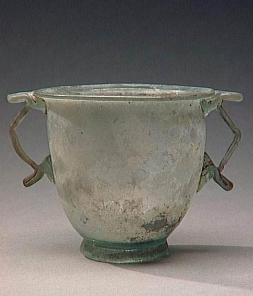 VI.9.1 Glass drinking goblet.  Height 0.077m, diameter 0.089m.  OA 1839 Skyphos, mus�e Cond�, photo RMN � R.G. Ojeda