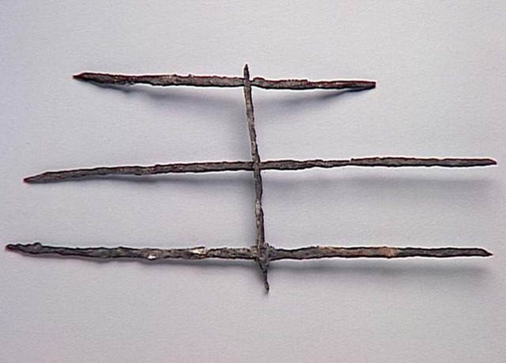 VI.9.1 Three iron bars linked by a cross piece, probably from one of the windows.  Length maximum 0.66m.  OA 1830 Barreaux, mus�e Cond�, photo RMN � R.G. Ojeda
