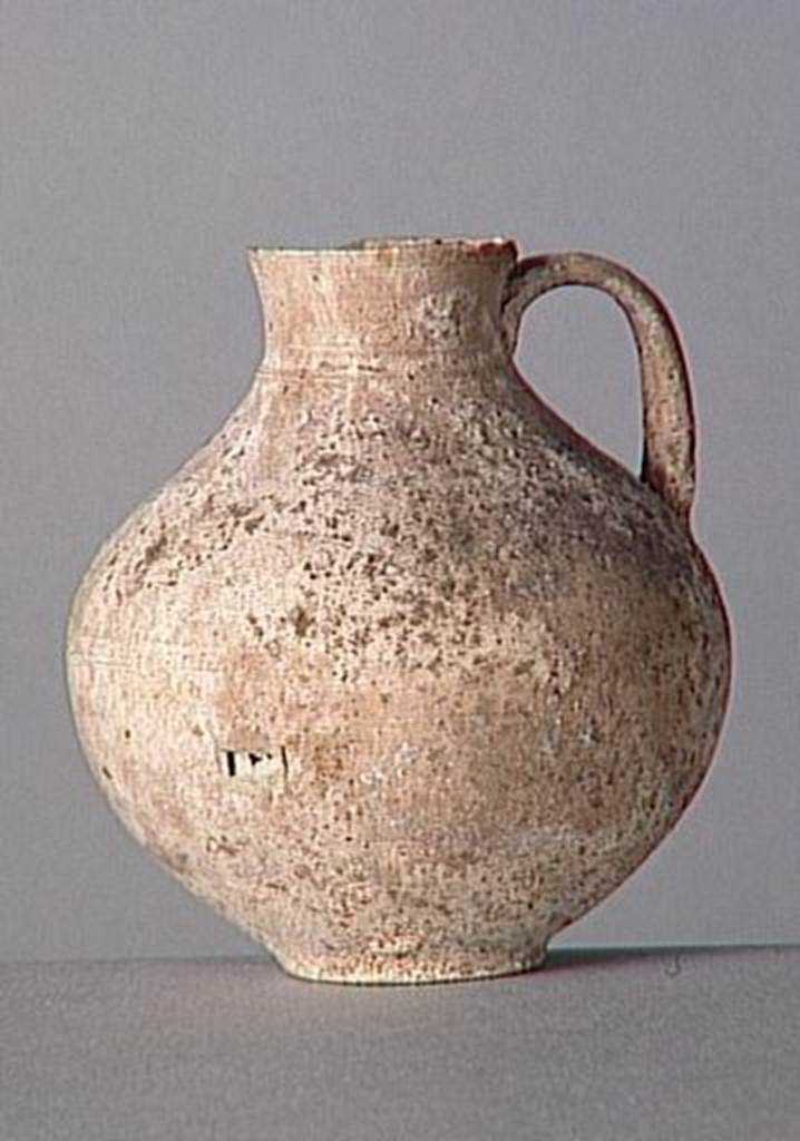 VI.9.1 Clay jug.   Height 0.085m.  OA 1853 Cruche, mus�e Cond�, photo RMN � R.G. Ojeda
