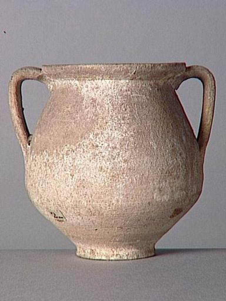 VI.9.1 Clay pot.  Height 0.12m.  OA 1854 Pot, mus�e Cond�, photo RMN � R.G. Ojeda