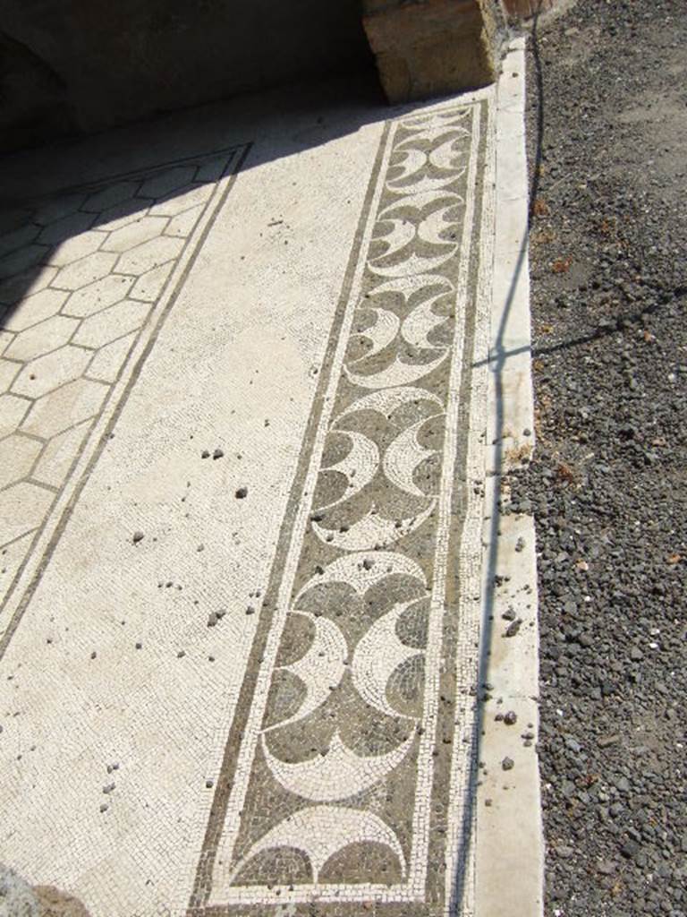 VI.9.2 Pompeii. May 2006. Room 26, mosaic floor threshold at west end.