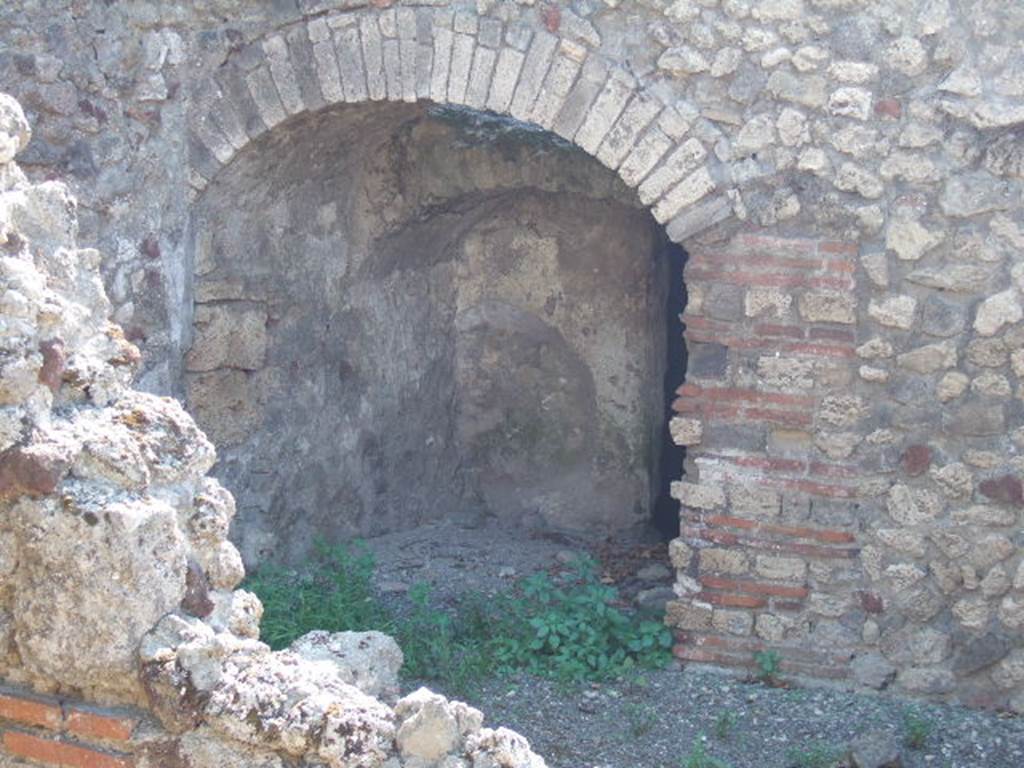 VI.9.2 Pompeii. September 2005. Room 34 and arch of room 35.
