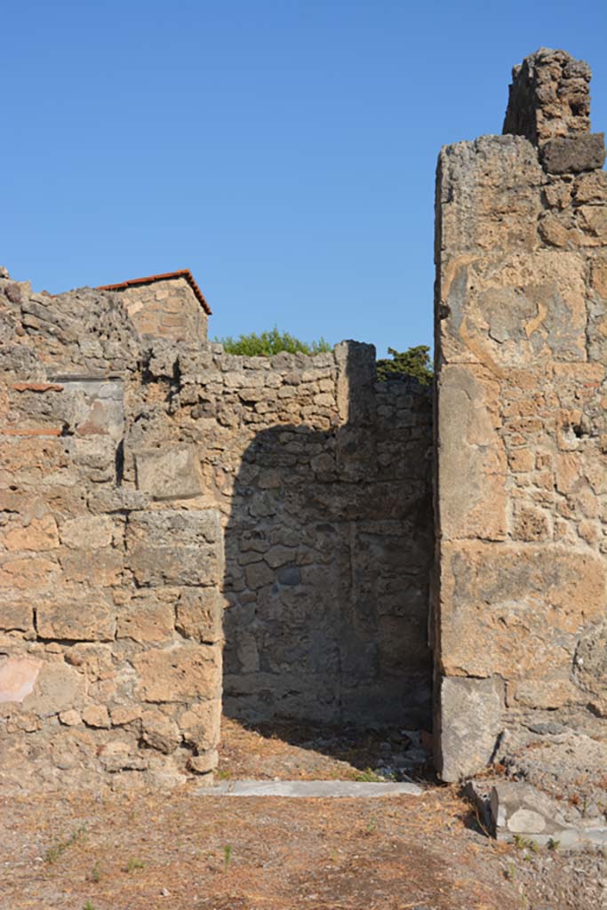VI.9.3/5 Pompeii. September 2019. 
Looking north through doorway of room 5A in north-west corner of atrium.
Foto Annette Haug, ERC Grant 681269 DÉCOR.
