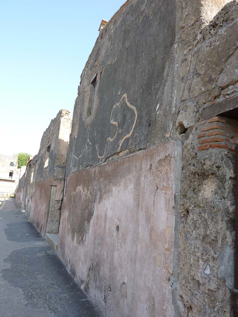 VI.9.4 Pompeii. October 2014. Looking north along front facade from VI.9.4, on right, towards VI.9.3.
Foto Annette Haug, ERC Grant 681269 DÉCOR.
