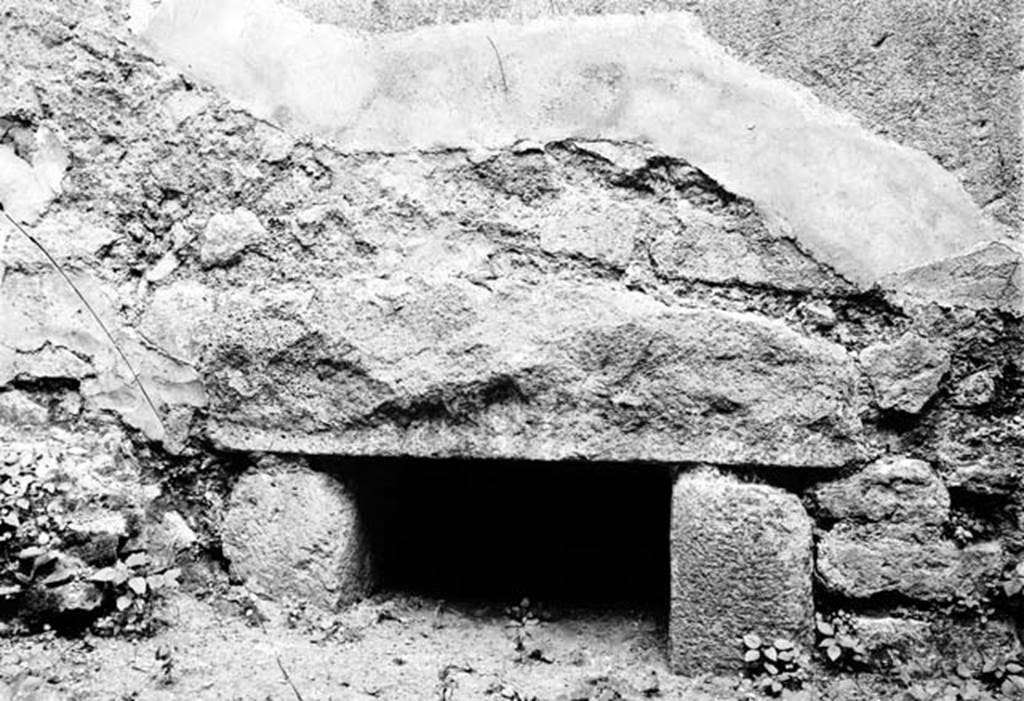 231675 Bestand-D-DAI-ROM-W.296.jpg
VI.9.6 Pompeii. W.296. Room 2, structure in south wall.
Photo by Tatiana Warscher.Photo � Deutsches Arch�ologisches Institut, Abteilung Rom, Arkiv. See http://arachne.uni-koeln.de/item/marbilderbestand/231675 
